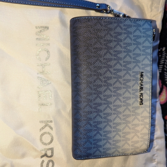 MICHAEL Michael Kors Ombre Blue Wristlet - Picture 10 of 10